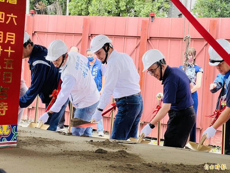 新北市政府水利局今日舉行「貴子坑溪河川環境營造計畫第一標」開工典禮，新北市長侯友宜出席主持，帶領民代們與施工團隊在場進香獻果，進行開工破土典禮，祈求工程能在2025年如期如質完工。 （記者闕敬倫攝）