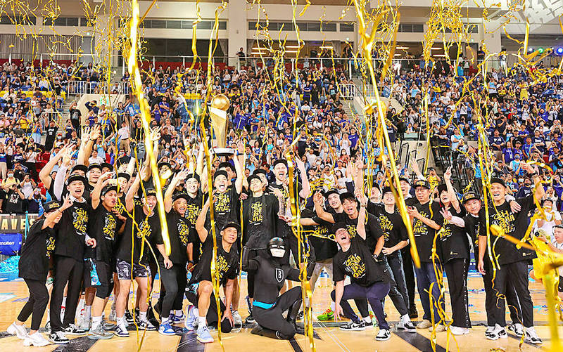 The Taipei Fubon Braves celebrate with the trophy after their win against the New Taipei Kings in Game 6 of the P.League+ Finals at the Taipei Heping Basketball Gymnasium on Wednesday. The win on the night gave them the series 4-2.
Photo: CNA