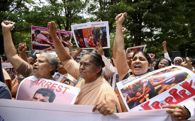 印度角力选手4月于新德里抗议，要求逮捕印度角力协会主席辛赫。（欧新社）(photo:LTN)