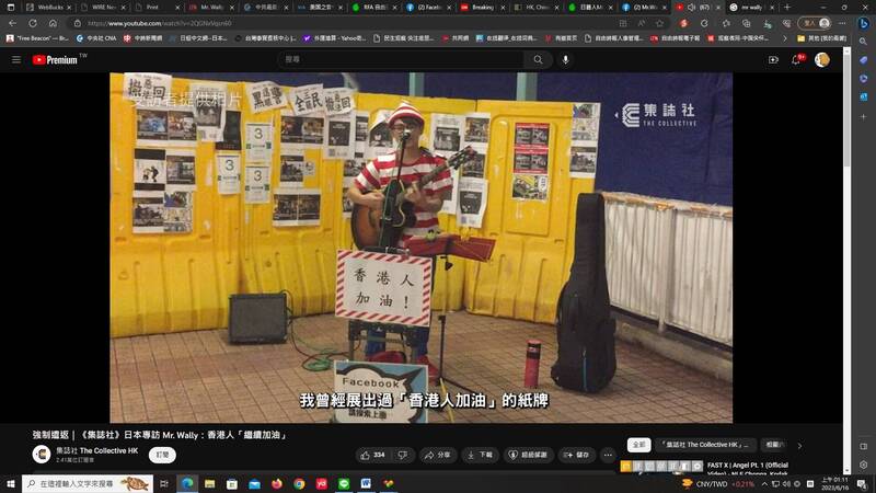 日本街頭音樂人Mr. Wally疑似曾在「反送中」抗爭時展示「香港人加油」標語,遭香港拒絕入境。(擷取自YouTube影片) 日本街頭音樂人Mr. Wally疑似曾在「反送中」抗爭時展示「香港人加油」標語,遭香港拒絕入境。(擷取自YouTube影片)