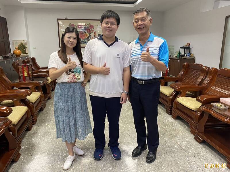 幼年當過童星的林均嶧（中）今年考上國立陽明交通大學醫學系，班導師陳儀芳（左）和校長游源忠（右）肯定學生的努力與付出，為校爭光。（記者張聰秋攝）