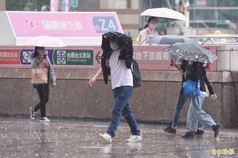 今日受滯留鋒面北移及西南風增強影響，各地天氣不穩定，易有短延時強降雨，中央氣象局今晨也對8縣市發布大雨特報。（資料照）