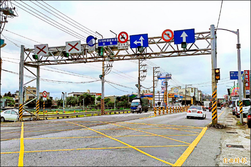 隨著國二甲線通車，大園中正東路車流明顯減少，全市僅存的調撥車道將走入歷史。（記者謝武雄攝）