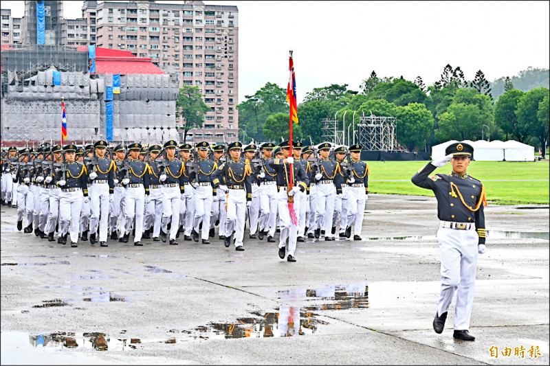 黃埔軍校建校九九週年校慶，各軍事院校、機步二三四旅與官校正步連等部隊依序進場，展現「三軍一體、同根同源」與「踵武前賢、世代相承」的黃埔精神。（記者李惠洲攝）