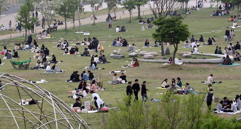 南韓首爾汝矣島漢江公園的BTS出道10週年活動,估計會有30萬人湧入,警方對此嚴陣以待。汝矣島漢江公園示意圖。(歐新社) 南韓首爾汝矣島漢江公園的BTS出道10週年活動,估計會有30萬人湧入,警方對此嚴陣以待。汝矣島漢江公園示意圖。(歐新社)