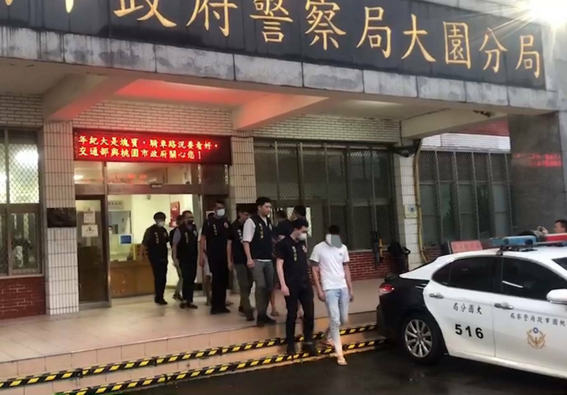 警方將主嫌謝姓男子（前）等人移送桃園地檢署偵辦。（警方提供）