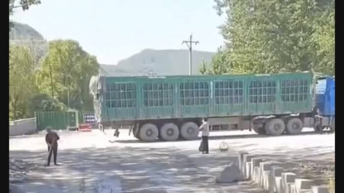 微信及推特等平台近日流传一段影片，有货车司机行经河北省马兰庄镇时，竟被多名农民拦路收费。（图撷取自网路）(photo:LTN)
