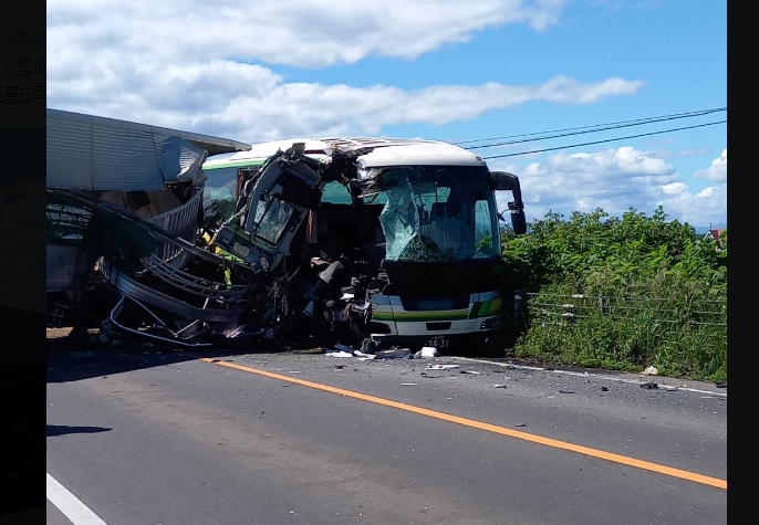 日本北海道巴士和卡車相撞，大約有10多人送醫且其中3人情況危急。（圖擷自@gIAZ6J6JNfPXp6P推特）