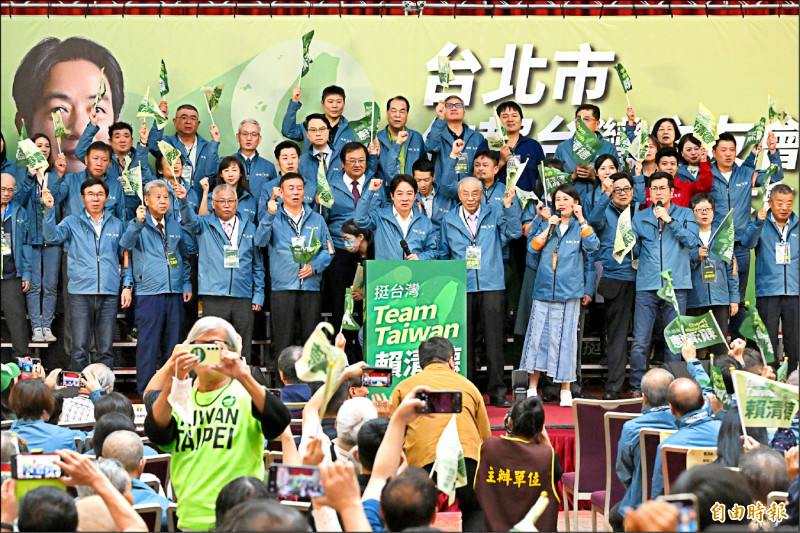 台北市信賴台灣之友會昨日舉行成立大會，民進黨總統參選人賴清德出席致詞，並於授旗儀式後合影並高呼口號。（記者叢昌瑾攝）