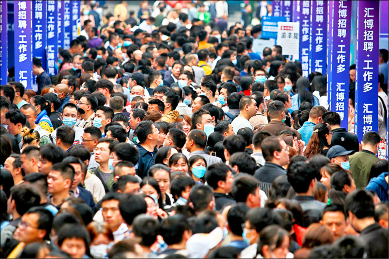 中国经济欲振乏力，青年失业率屡创新高。图为中国重庆市今年4月举行的就业博览会现场。（法新社档案照）(photo:LTN)