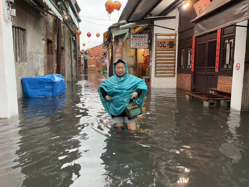 今年四月鹿港老街降下豪雨，水淹到人的膝蓋。（綠色和平提供）