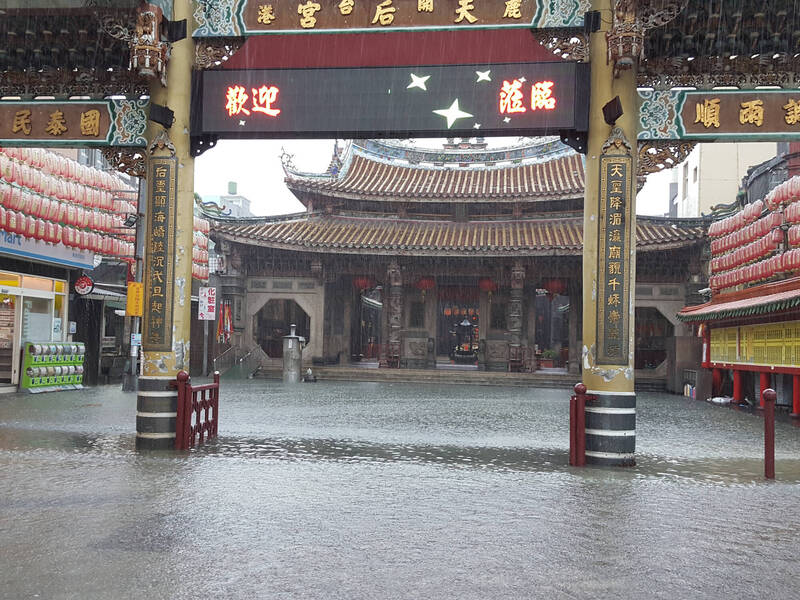 鹿港天后宮是當地著名地標，然而一旦發生強降雨附近就會淹水。（魏秀娟提供）（記者陳嘉怡攝）