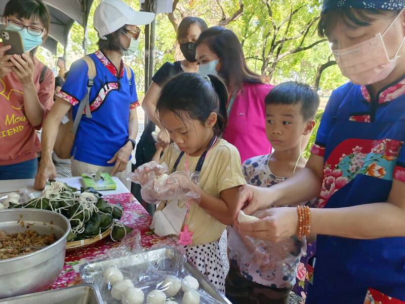 客委會在鳳山舉辦「好客迎端午‧包粽齊飄香」，邀親子學習製作客家粄粽。（記者王榮祥翻攝）