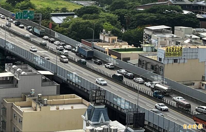 台88快速道路交通流量大，尤其鳳山交流道車多壅塞，經常下匝道車流回堵大排長龍。（記者陳文嬋攝）