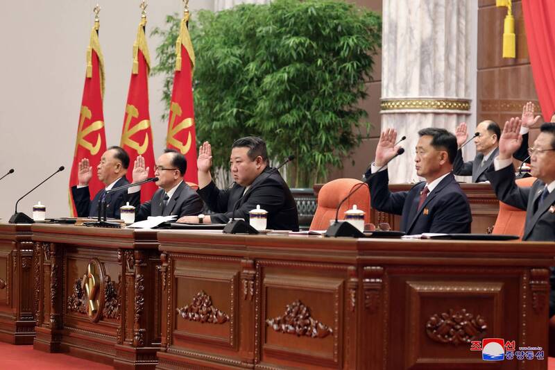 本月16日至18日，北韩领导人兼国务委员会委员长金正恩在全体会议上指，军事侦察卫星发射失败是最严重缺失，负责卫星发射的干部受到「严厉批评」。（路透）(photo:LTN)