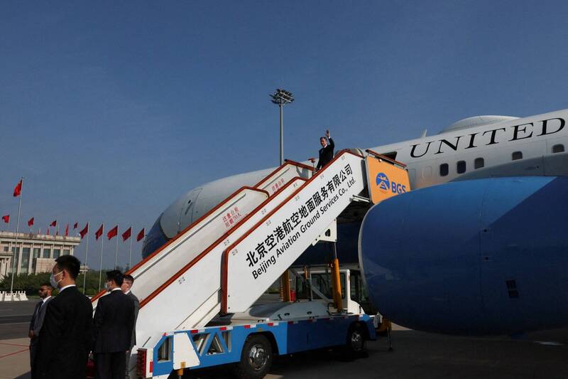 美国国务卿布林肯访问北京，是拜登2021年1月就任总统后访中的最高层级官员，但昨天只有司长级的中方官员在机场接机；布林肯下机时，停机坪也没有红地毯。美媒报导观察人士据此认为中国领导层借机羞辱美方最高层级外交官。（路透）(photo:LTN)