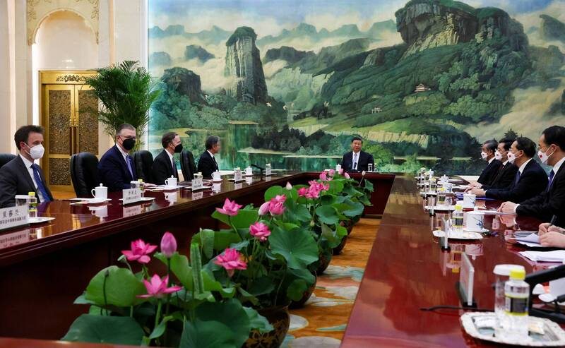 美中兩國代表團在中間以荷花作為擺飾的長桌上相對而坐，習近平坐在主位，布林肯則坐在習右手邊第一個位置。（路透）