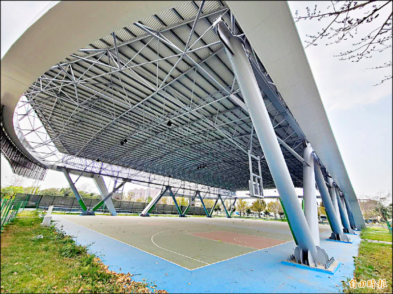 屏東市廣興公園風雨球場昨日啟用。（記者葉永騫攝）