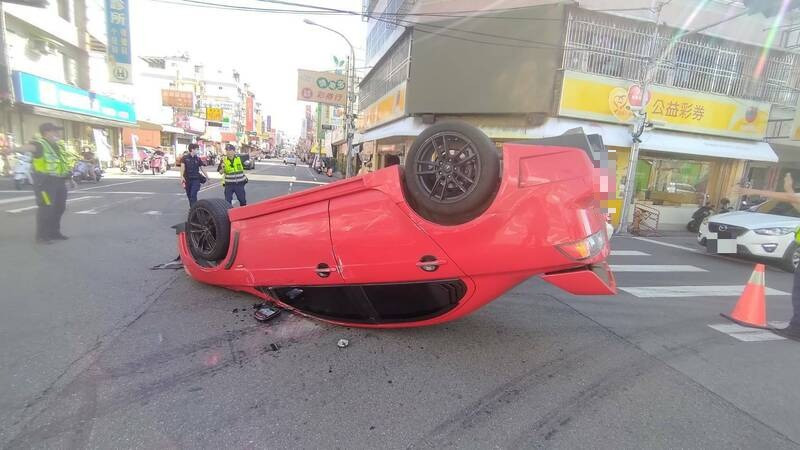 蔡男想超車擺脫車陣節省時間，卻撞上前車翻車動彈不得，這下要等更久了。（記者陳建志翻攝）