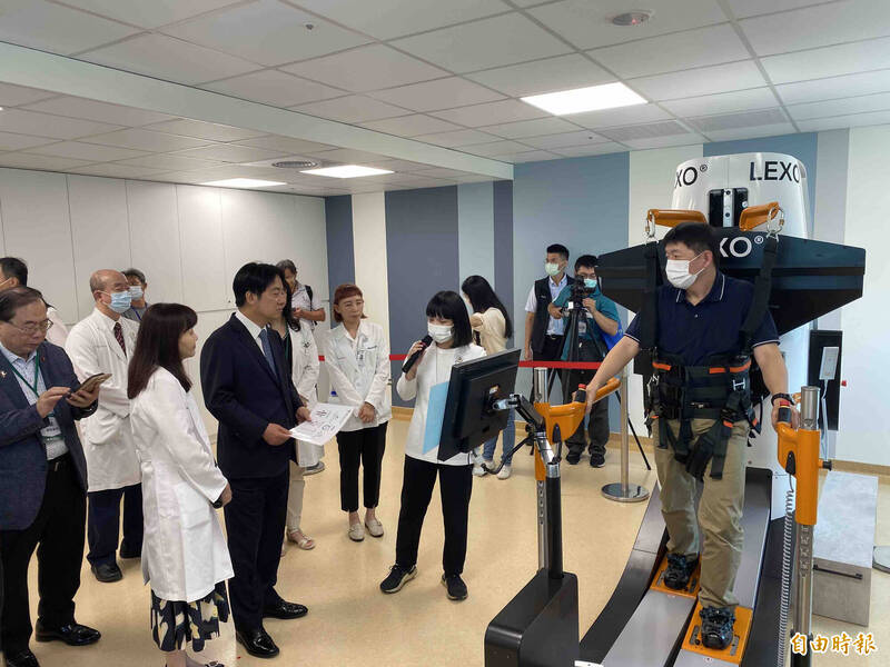 中山醫引進亞洲首部LEXO tyromotion 步行復健機器人。（記者黃旭磊攝）