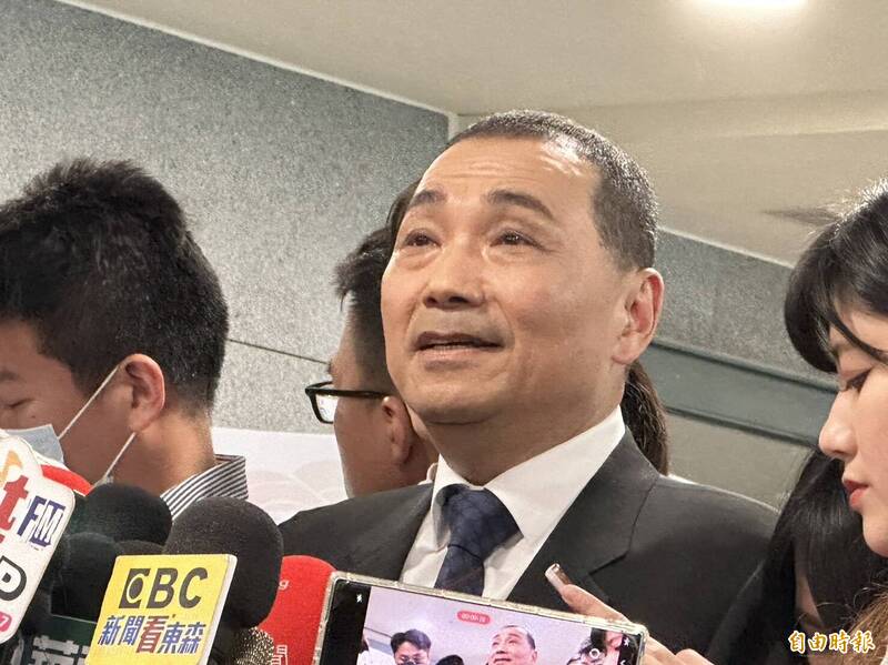 行政院副院長鄭文燦今表示，國民黨總統參選人侯友宜過去卡核廢料，現在說要核電廠延役，是互相矛盾的態度。對此，侯友宜表示，核廢料處理是中央的權責，行政院應該說明。 （記者甘孟霖攝）