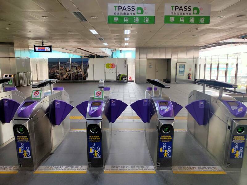 桃園大眾捷運公司提醒，使用基北北桃1200通勤月票「TPASS」須走專用通道。（桃園大眾捷運公司提供）