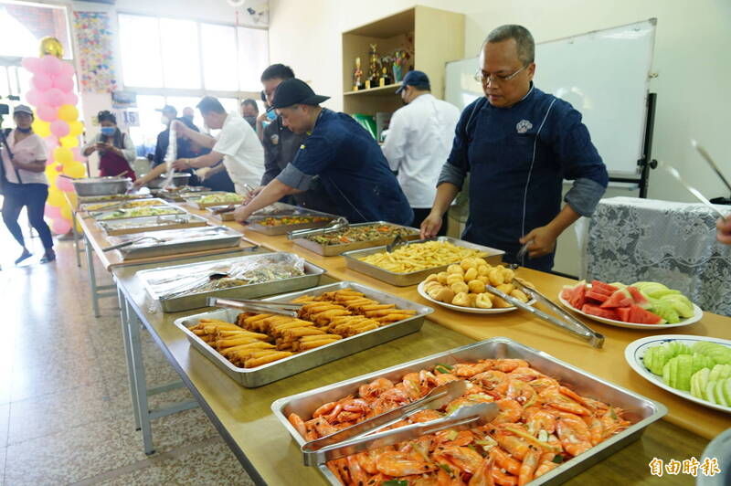 玄玉廣善義廚團10名大廚到崎峰國小義煮養味又營養的「畢業謝師宴」。（記者陳彥廷攝）