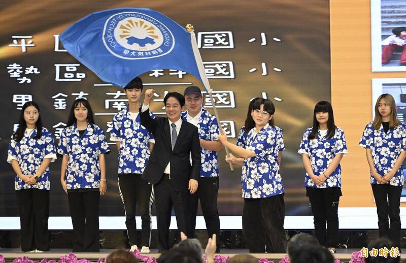 副總統賴清德20日到台中，為朝陽科技大學暑期志工隊授旗。（記者廖耀東攝）