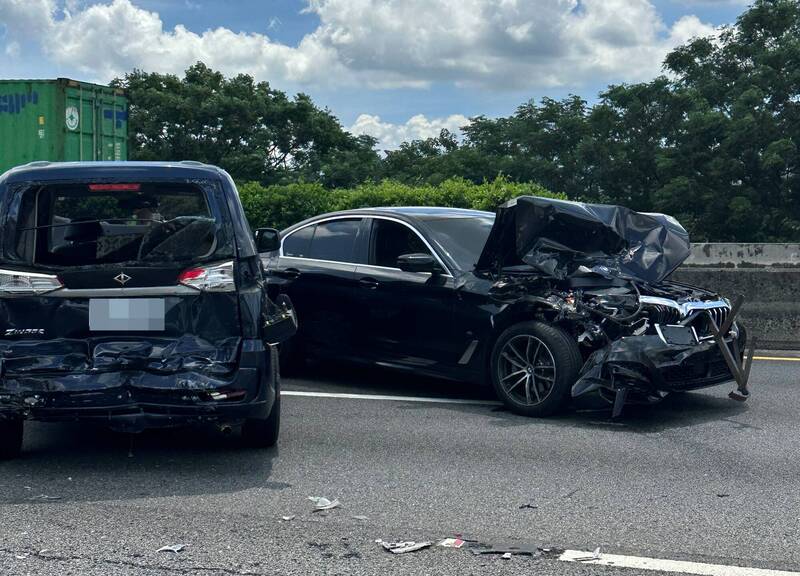 國道1號南下豐原交流道路段發生5車連環撞車禍，台中市議員陳清龍新買的轎車（右一）幾乎全毀，所幸未受傷。（陳清龍提供）