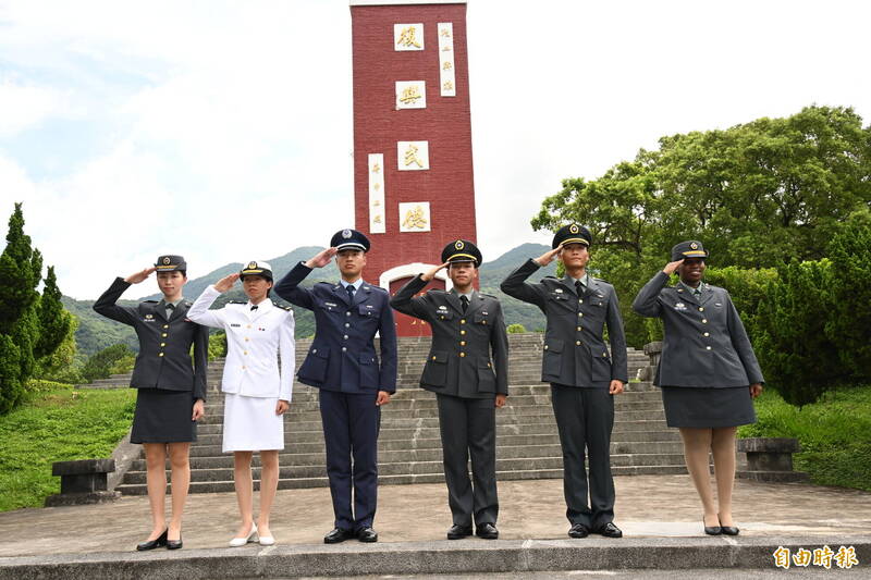 「112年三軍六校院聯合畢業典禮」，後會各軍種畢業生代表合影，左起許家瑜、賴羿萁、沈家湘、沈君城、施文淮、杜苾妮。（記者田裕華攝）