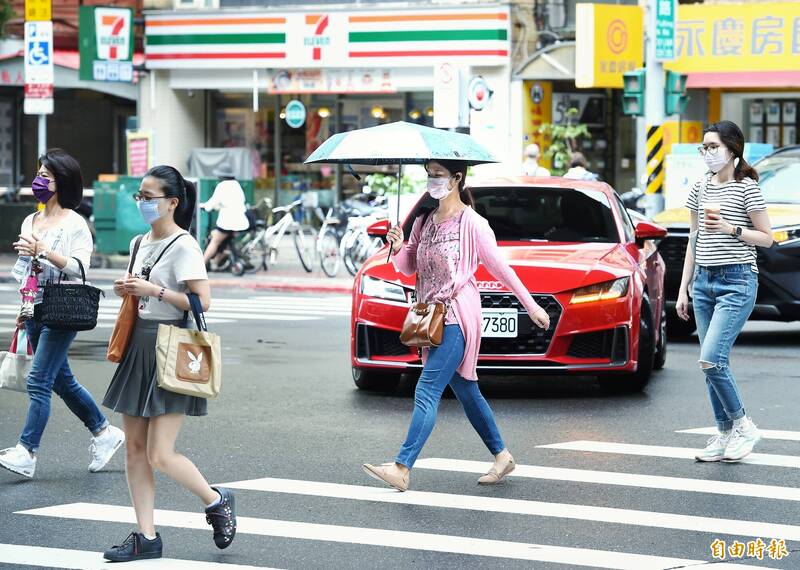 警政署表示，從6月30日起，只要斑馬線上有行人，不論遠近，駕駛都要停讓。（資料照，記者方賓照攝）