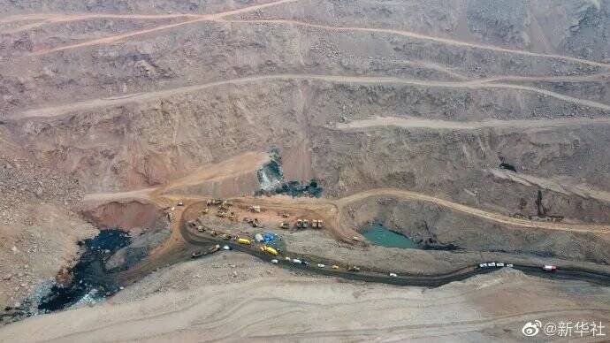 內蒙古新井煤業一座露天煤礦2月22日發生大面積坍塌，官方直到6月19日才通報53名失聯人員已經全數死亡。（圖擷自推特）