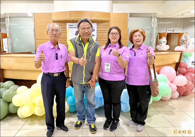 會稽國小志工陳紋嘉（右二）獲「終身楷模獎」，父陳慶賢（左一）、母許淑女（右一）先前得過此獎。（記者陳恩惠攝）