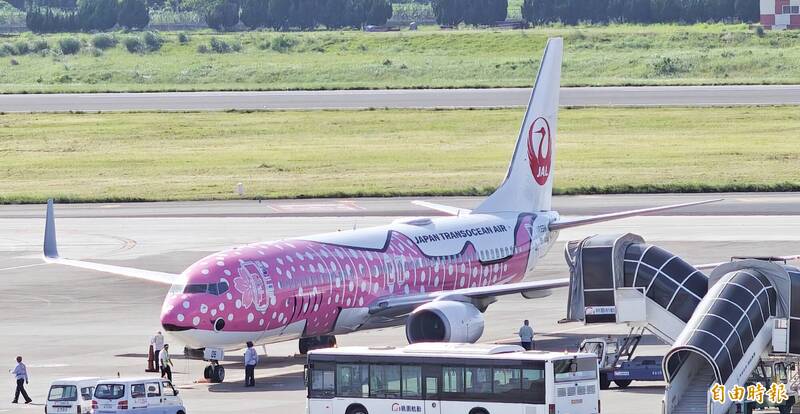 日本越洋航空「鯨鯊彩繪機」首航台灣 航空迷爭睹 - 生活 - 自由時報電子報