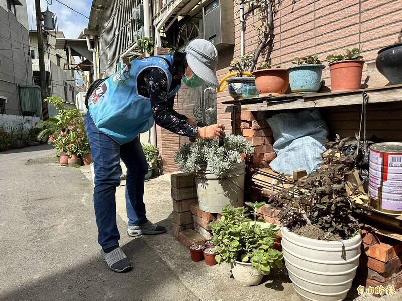 台南市政府於端午節動員各區展開清潔日活動，清除孳生源。（記者劉婉君攝）