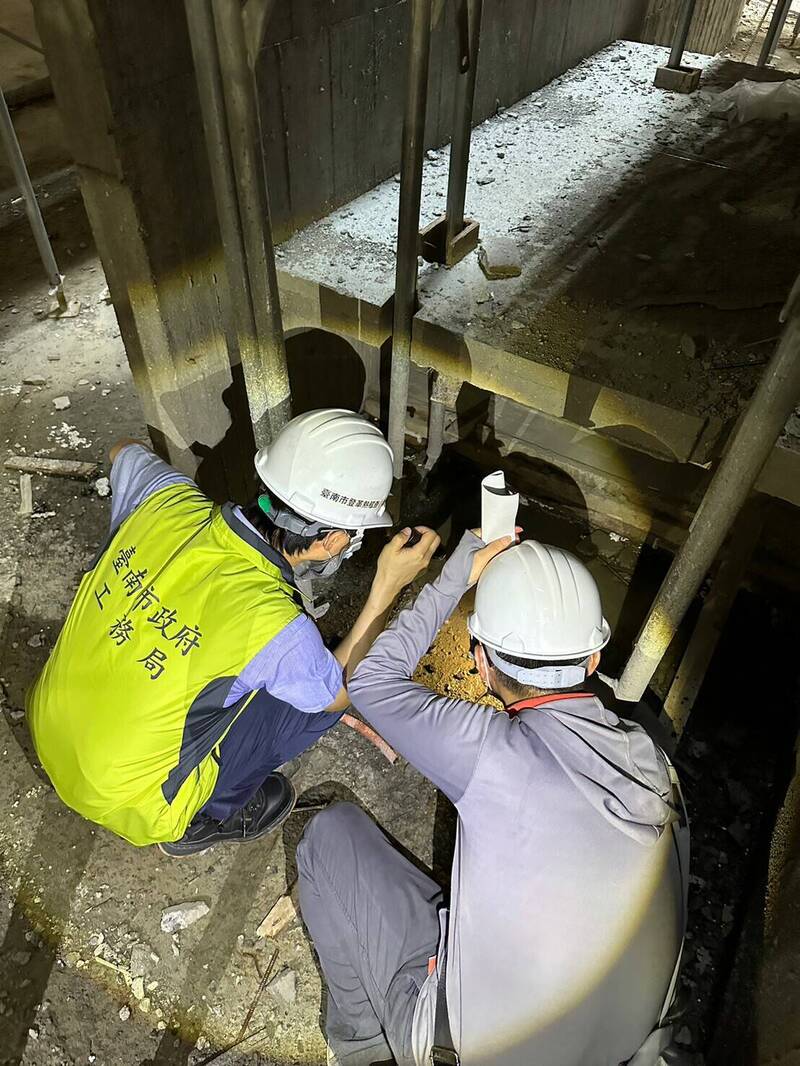 南市本土登革熱疫情有升溫趨勢，工務局稽查建案工地。（南市工務局提供）