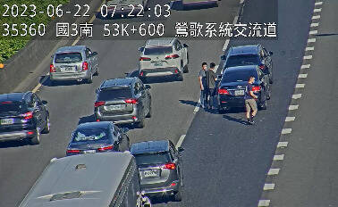 國3南向53.7公里處發生2輛小客車追撞事故，占用中外車道。（高公局提供）