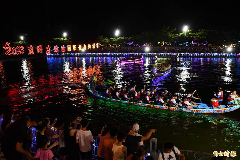 鹿港國際龍舟錦標賽今天開幕，睽違3年的夜間龍舟賽重磅回歸，璀璨燈火照亮福鹿溪。（記者湯世名攝）