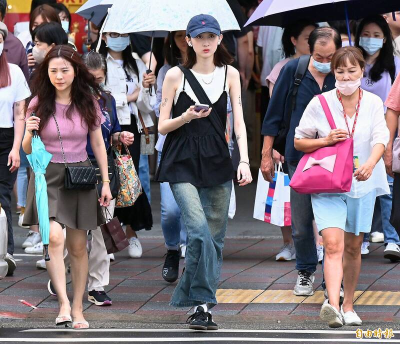 各地高溫可以來到32到35度，南部內陸地區及花東縱谷有36度以上高溫，外出活動請注意防曬並多補充水分。（資料照）