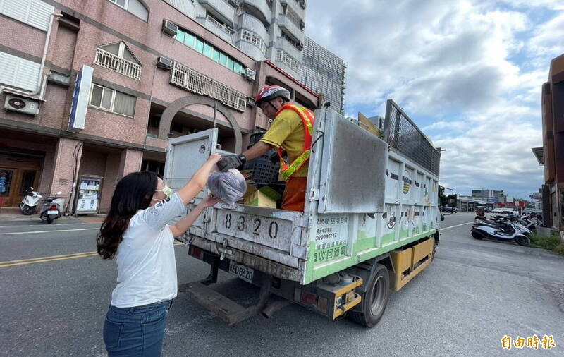 台東市舊衣物改由回收車回收，市民可將堪用舊衣打包好交給清潔隊員。（記者黃明堂攝）