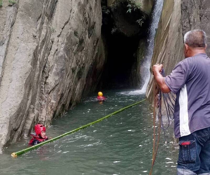 1名男子到南化關山千層岩瀑布戲水失聯，現場搜救。（讀者提供）