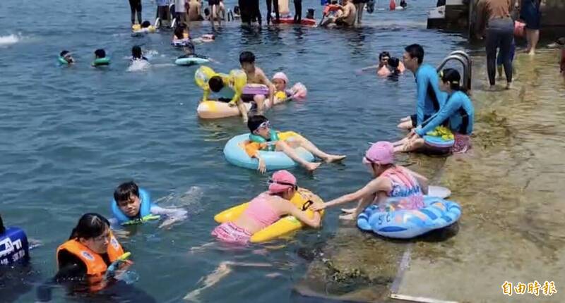 基隆和平島公園九孔池是夏天戲水的好地方，還以可以看到小丑魚。（記者盧賢秀攝）