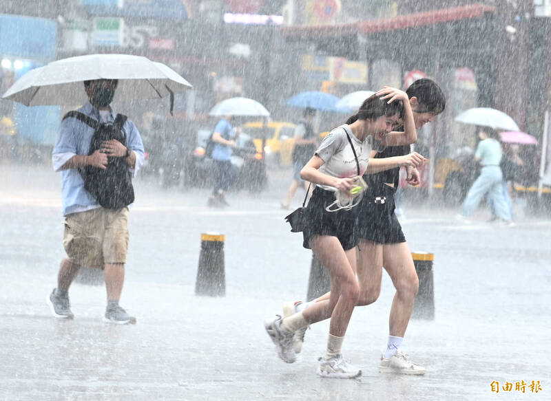 台北市午後下起超大雷陣雨。（記者王藝菘攝）