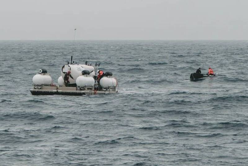 泰坦潛水器6月18日準備潛入大西洋的畫面。（美聯社檔案照）