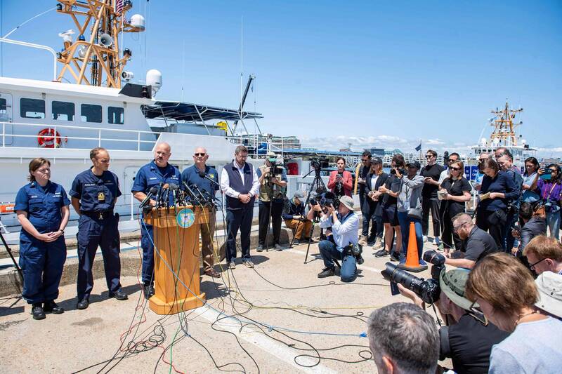美國海岸警衛隊在馬薩諸塞州波士頓海岸警衛隊基地舉行記者會說明。（法新社）