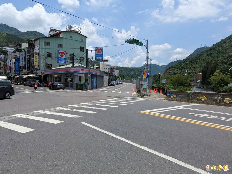 南投水里民生橋（圖右，橫向）將拆除重建，惟橋頭緊鄰前往日月潭車埕遊憩區的縣道131線（縱向），屆時橋梁施工，131線近橋頭處將封閉一個車道，引發民眾憂心交通黑暗期。（記者劉濱銓攝）