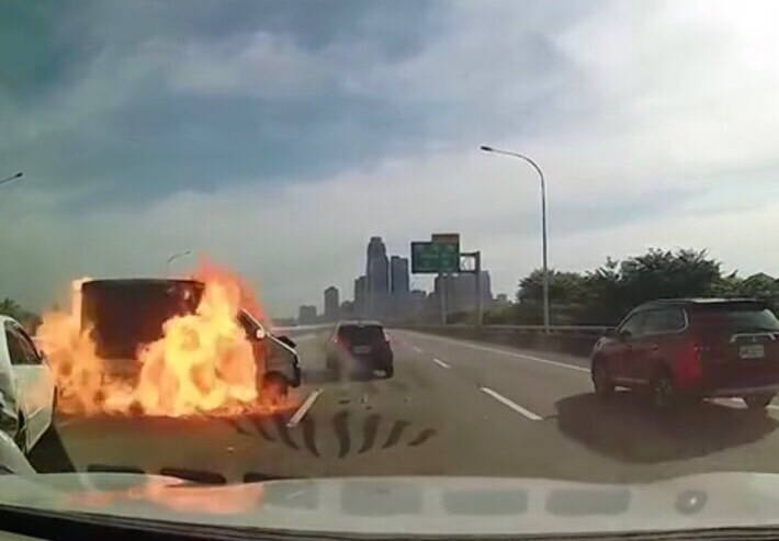 小貨車瞬間起火燃燒。（擷取自記者爆料網）