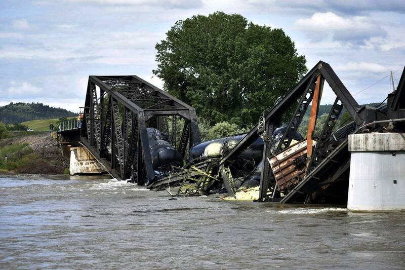 列车所属公司蒙大拿铁路在声明中表示，「几辆危险品车厢」掉入河中，不过列车乘务人员没有受伤。（美联社）(photo:LTN)