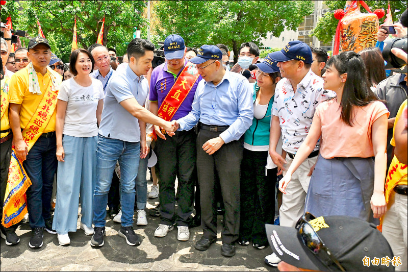 台北市長蔣萬安與前市長柯文哲，昨出席光大寮聚保宮環島祈安遶境活動。（記者叢昌瑾攝）