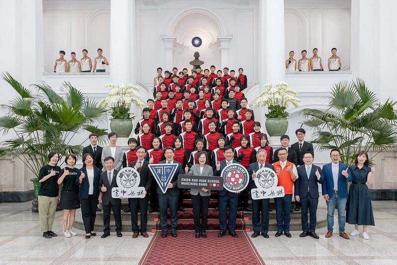 建國中學樂旗聯隊將赴美參加WAMSB世界盃行進樂隊大賽,蔡英文總統今接見並授旗。(總統府提供) 建國中學樂旗聯隊將赴美參加WAMSB世界盃行進樂隊大賽,蔡英文總統今接見並授旗。(總統府提供)